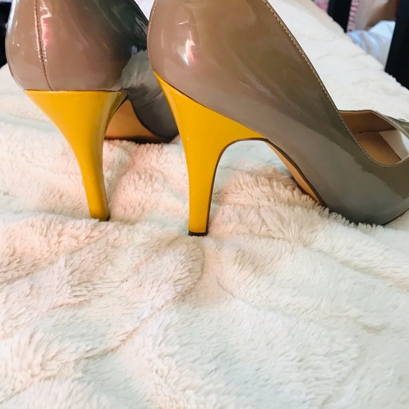 Steve Madden grey yellow heels 9 - Picture 8 of 10